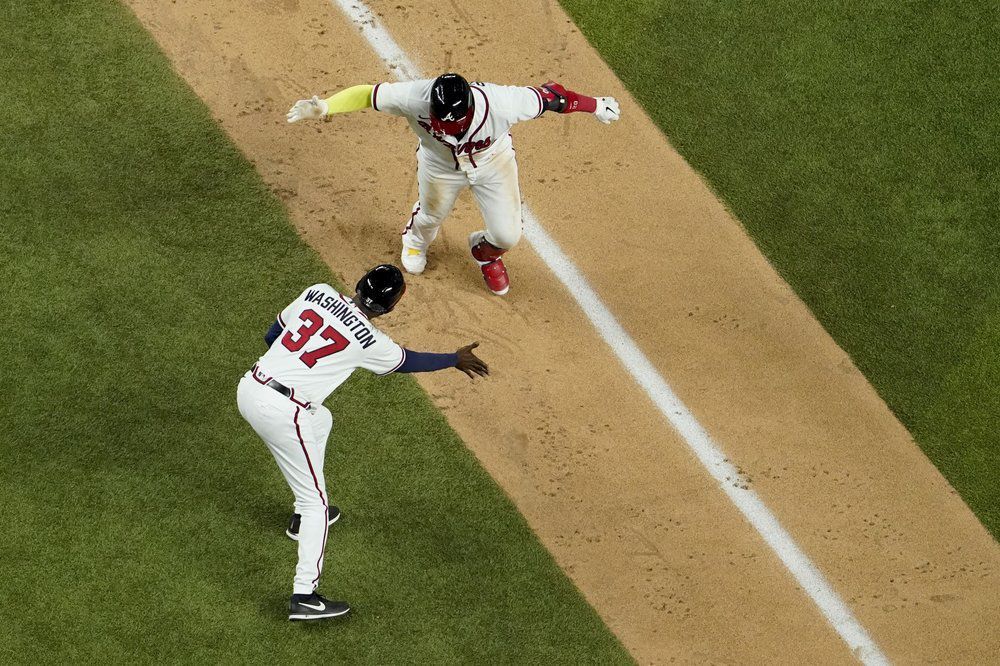 Bravos vapulean a Dodgers y están a 1 juego de Serie Mundial